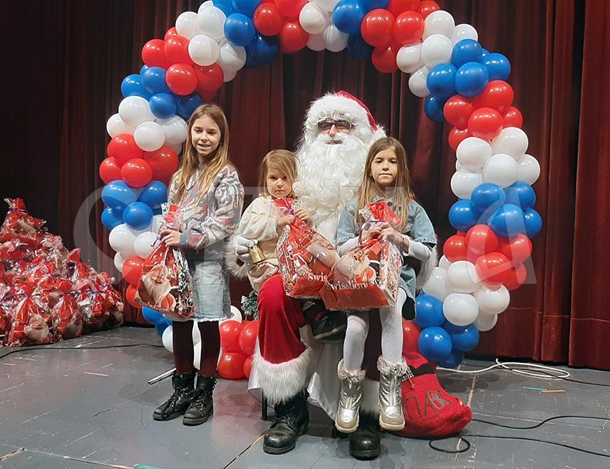 ФОЧА, 9. ЈАНУАРА /СРНА/ - Општина Фоча потрудила се да обиљежавање 33. рођендана Српске остане у најљепшем сјећању унуцима погинулих бораца, за које је први пут организован забавни програм уз подјелу пакетића, а у Музеју Старе Херцеговине отворена је изложба "Никољданске сузе на путу до истине".