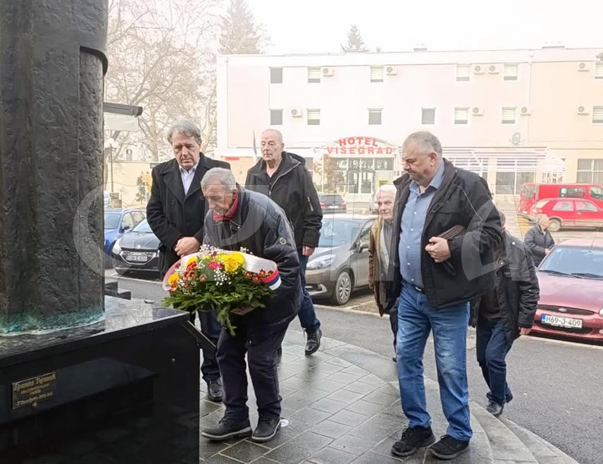 ВИШЕГРАД, 9. ЈАНУАРА /СРНА/ - Дан Републике Српске, 9. јануар, обиљежен је у Вишеграду полагањем вијенаца на споменик браниоцима Републике Српске на Тргу палих бораца.