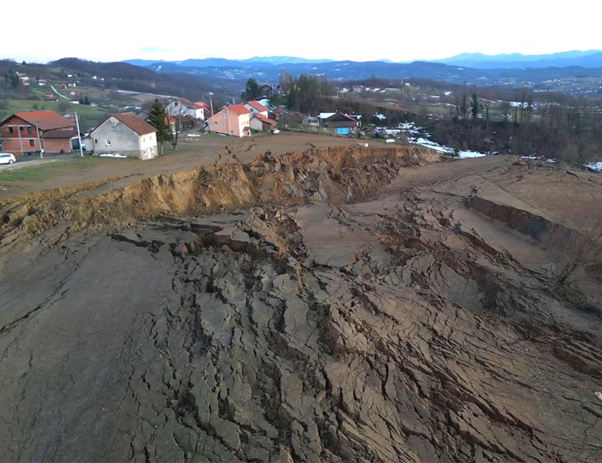 МАГЛАЈ, 9.ЈАНУАРА /СРНА/ - Стање природне несреће проглашено је у дијелу општине Маглај гдје је клизиште угрозило најмање седам стамбених објеката, одлучио је општински Штаб цивилне заштите.