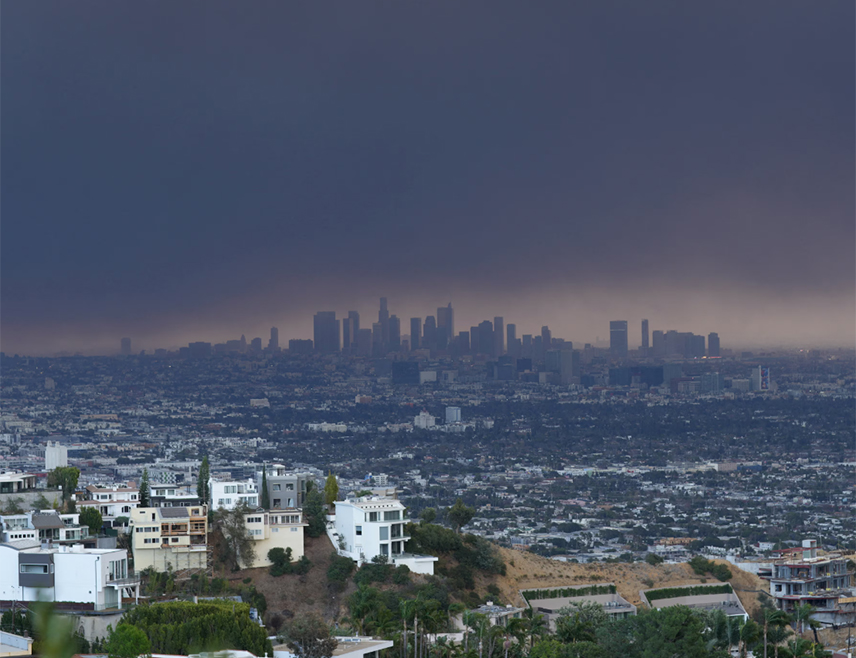 ЛОС АНЂЕЛЕС, 9. ЈАНУАРА /СРНА - РИА Новости/ - Више од 400.000 корисника у Калифорнији нема струју због пожара који и даље бјесне у области Лос Анђелеса, наводи се на веб-страници "Пауераутиџ".