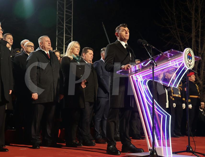 БАЊАЛУКА, 9. ЈАНУАРА /СРНА/ - Сенатор Републике Српске Александар Вулин честитао је Дан Републике свим Србима, истакавши да је то један од највећих празника, наводећи да је Република Српска слободна земља због чега је често нападана, али је и навео да ће њено руководство истрајати у одбрани права и свих вриједности.