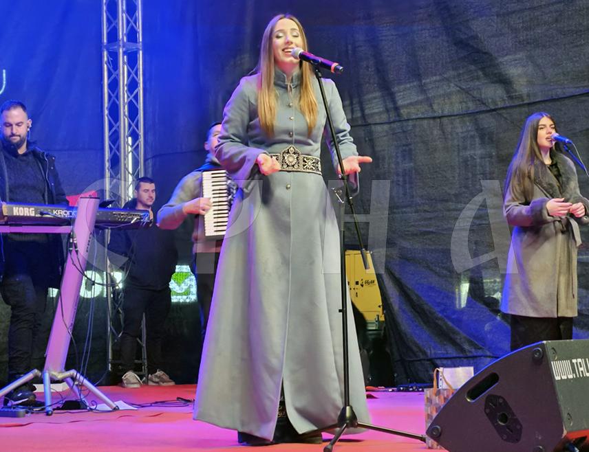 ПРИЈЕДОР, 9. ЈАНУАРА / СРНА/ - Даница Црногорчевић наступила је вечерас пред више хиљада Приједорчана на концерту на Тргу мајора Зорана Карлице поводом Дана Републике Српске, 9. јануара.