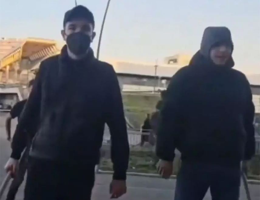 БЕОГРАД, 9. ЈАНУАРА /СРНА/ - Четири малољетника ухапшена су због сумње да су палицама претукли двојицу тинејџера испред Тржног центра "Променада" у Новом Саду, а за још двојицом се трага.