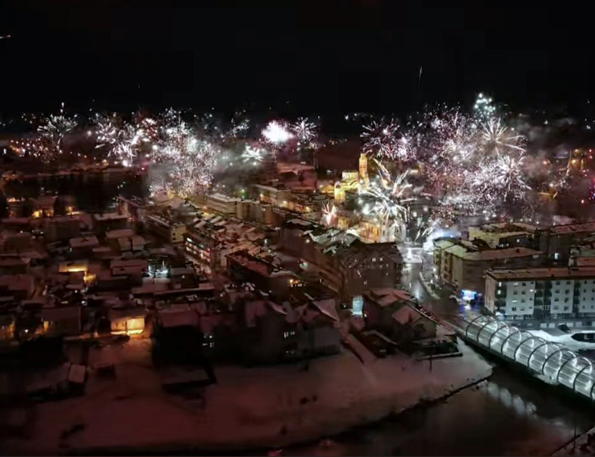 ТЕСЛИЋ, 9. ЈАНУАРА /СРНА/ - Величанствен ватромет приређен је вечерас у Теслићу поводом Дана Републике Српске, 9. јануара.