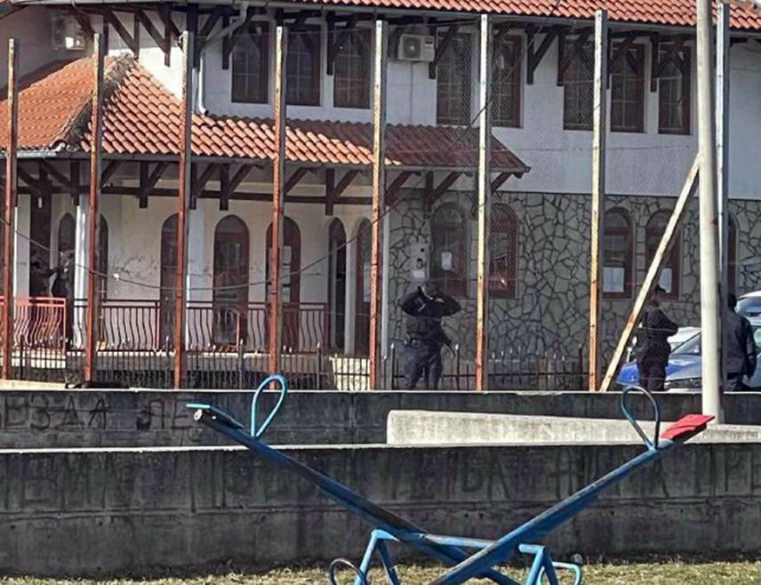 БЕОГРАД, 10. ЈАНУАРА /СРНА/ - Два непозната лица скинула су српску тробојку са меморијалног комплекса у Гораждевцу, унутар кога се налази споменик жртвама НАТО бомбардовања и српској дјеци убијеној на ријеци Бистрици.