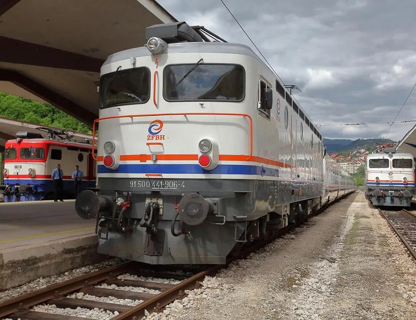 САРАЈЕВО, 10. ЈАНУАРА /СРНА/ - Жељезнички саобраћај према луци Плоче биће у функцији током фебруара, ако временски услови буду погодовали завршетку радова, речено је Срни из "Жељезница Федерације БиХ /ФБиХ/".