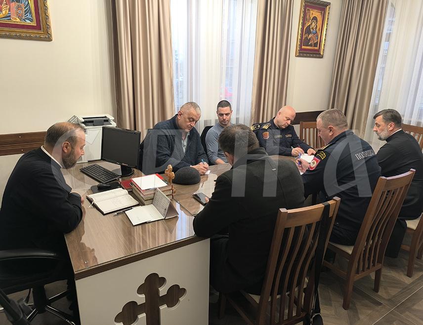 ПРИЈЕДОР, 10. ЈАНУАРА /СРНА/ - Организациони одбор Богојављенске литије у Приједору позвао је данас све суграђане заинтересоване за пливање за Часни крст да се пријаве за учешће у овој светковини.