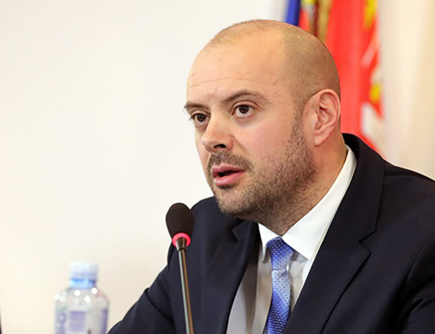 ИСТОЧНО САРАЈЕВО, 10. ЈАНУАРА /СРНА/ - Нико из Ливна нема право коментарисати било какве прославе Срба с обзиром на оно што је у Ливну урађено над српским народом током Другог свјетског рата, а поготово што је грб који користи Влада Ливањског кантона неуставан, изјавио је Срни предсједник Одбора за заштиту права Срба у Федерацији БиХ /ФБиХ/ Ђорђе Радановић.