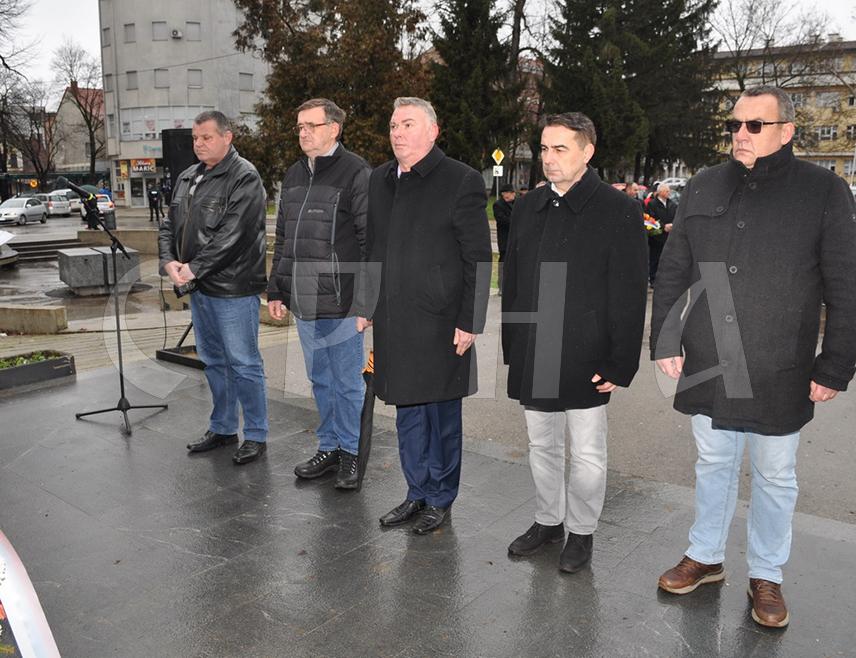 ПРИЈЕДОР, 10. ЈАНУАРА /СРНА/ - У Приједору су данас положени вијенци на споменик "За крст часни" и прислужене свијеће у спомен-кући "Камени цвијет" за борце погинуле у Одбрамбено-отаџбинском рату, а поводом 9. јануара, Дана Републике Српске.