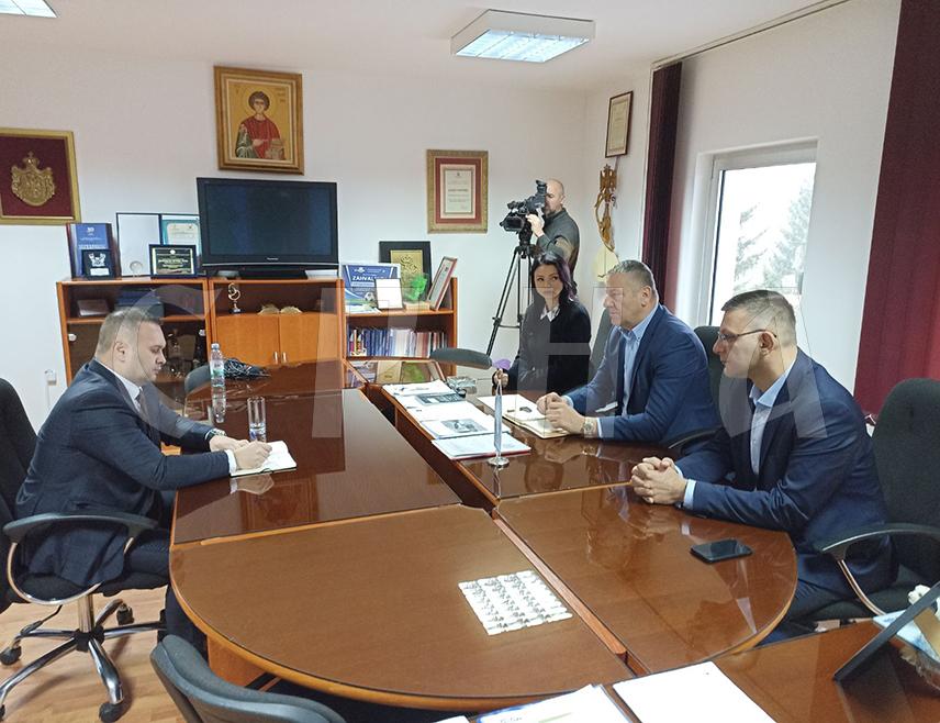 ИСТОЧНИ СТАРИ ГРАД, 10. ЈАНУАРА /СРНА/ - Градоначелник Источног Сарајева Љубиша Ћосић и начелник Источног Старог Града Бојо Гашановић данас су разговарали о даљем инфраструктурном развоју, као и завршетку започетих и новим пројектима на подручју ове општине, укључујући и Парк природе "Требевић".
