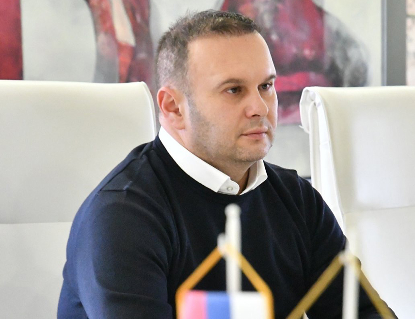 ИСТОЧНО САРАЈЕВО, 10. ЈАНУАРА /СРНА/ - Градоначелник Источног Сарајева Љубиша Ћосић изразио је наду да ће, након привремене мјере Суда БиХ о забрани инвестиционих радова на локацији Вучији мост на Јахорини, Правобранилаштво Српске реаговати како би та мјера бити оспорена правним механизмима с циљем развоја Српске и БиХ.