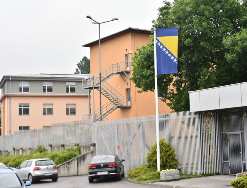 САРАЈЕВО, 10. ЈАНУАРА /СРНА/ - Суд БиХ потврдио је оптужницу против некадашњег генералног конзула БиХ у Њемачкој Бегана Мухића, оптуженог да је починио превару у служби и тако стекао противправну имовинску корист у износу од 56.062 КМ, саопштено је из ове правосудне институције.