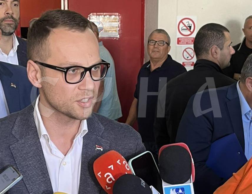 БИЈЕЉИНА, 10. ЈАНУАРА /СРНА/ - Предсједник Градског одбора СНСД-а Бијељина Бојан Савић рекао је да ова странка већ дуго указује на неправилности и нетранспарентан рад Градске управе, али да надлежним органима послије подношења пријава против градоначелника Љубише Петровића и још три лица треба пустити да посао спроведу до краја.