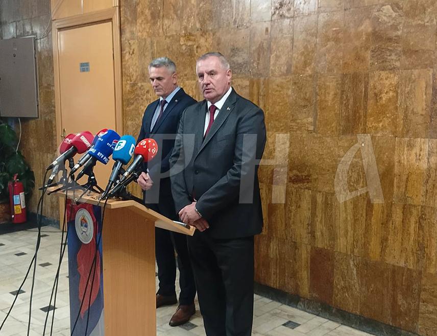 БРЧКО, 10. ЈАНУАРА /СРНА/ - Предсједник Владе Републике Српске Радован Вишковић изјавио је данас да је отворен предмет око прославе Дана Републике у Тужилаштву БиХ и оцијенио да ће они који су против Српске морати судовати народу и свим Србима Републике Српске који су широм Српске прослављали свој празник.