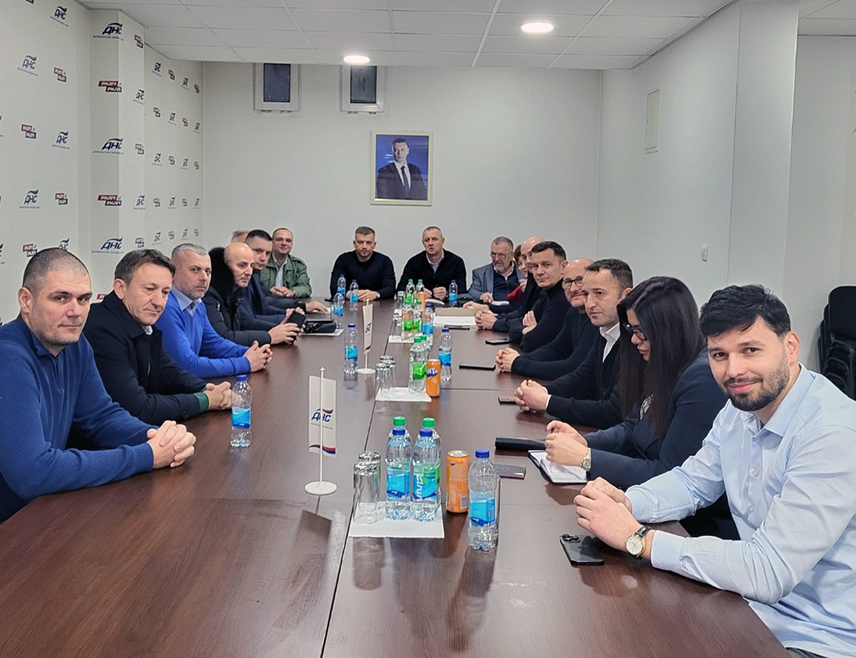 БАЊАЛУКА, 10. ЈАНУАРА /СРНА/ -  Предсједништво ДНС-а пружило је апсолутну подршку предсједнику странке Ненаду Нешићу у борби да докаже невиност у политички монтираном процесу који се против њега води, саопштено је из ове странке.