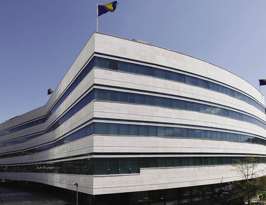 У свој својој различитости Срби и Бошњаци имају супротно поимање државе. Срби желе државу у којој се поштује уставно уређење – два ентитета, три конститутивна народа, са свим уставним надлежностима из Дејтона. Бошњаци негирају Дејтон и желе унитарну државу у којој би одлучивао само бошњачки народ, уз неколико српских "икебана" које би служиле као декор тој "демократији"