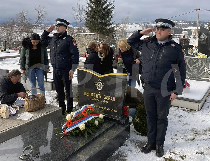 СОКОЛАЦ, 11. ЈАНУАРА /СРНА/ - Припадници Полицијске станице Соколац данас су на градском гробљу Градац одали почаст и положили вијенац на споменик Зорану Цвијетићу, првом министру унутрашњих послова САО Романије, који је био и начелник Сарајевско-романијско-бирчанског Центра служби безбједности, поводом обиљежавања 31 године од његове погибије.