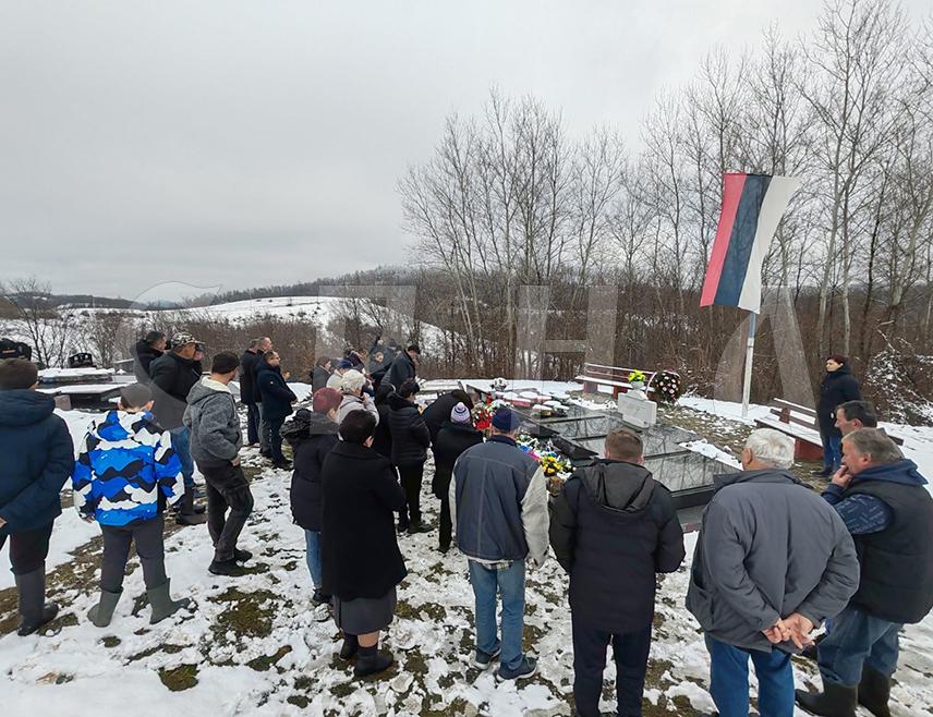 НОВИ ГРАД, 11. ЈАНУАРА /СРНА/ - У Новом Граду данас су обиљежене 32 године од страдања 56 бораца Војске Републике Српске и три цивила на локалитету Сува Међа.