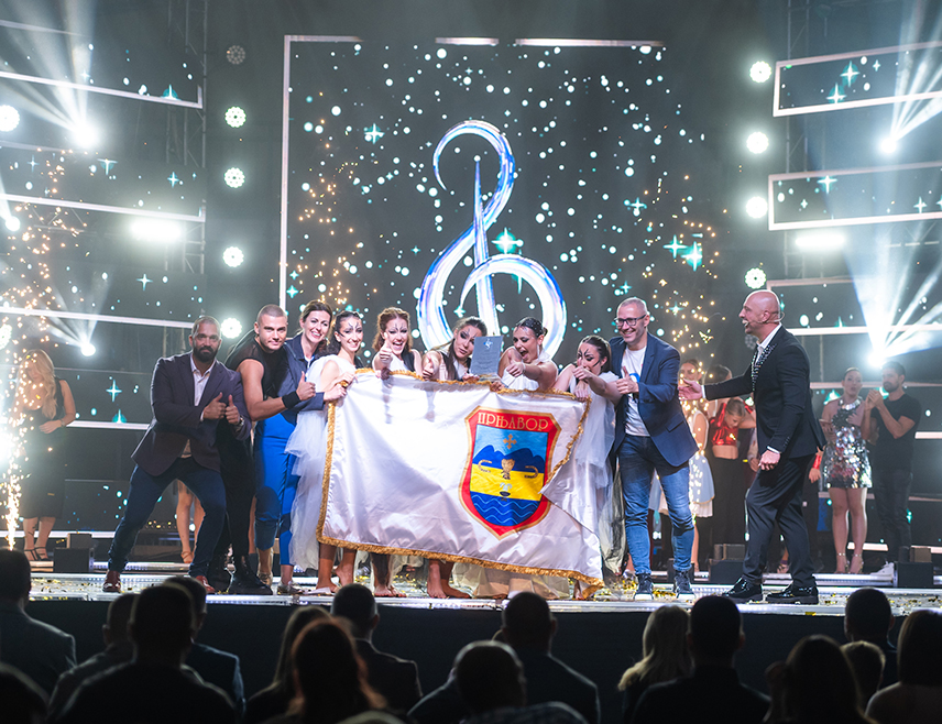 ПРЊАВОР, 13. ЈАНУАРА /СРНА/ - Побједница музичког такмичења "Ритам Европе" у Републици Српској за 2024. годину Маја Китић из Прњавора и плесна група "Гема" увелико се припремају за Интернационално финале у Будви у априлу, као и наградно путовање у Шведску.