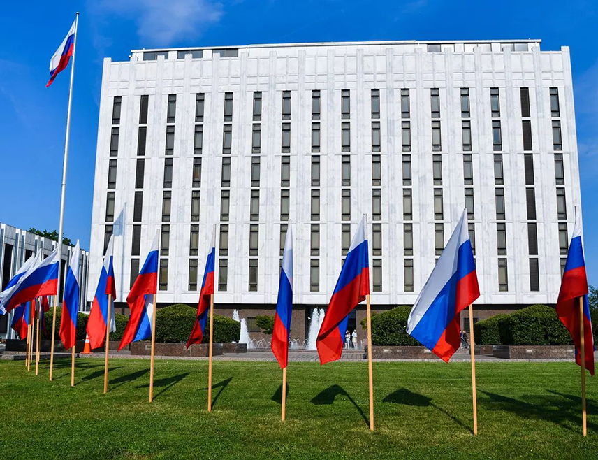 ВАШИНГТОН, 12.ЈАНУАРА /СРНА/ - Америчке власти настоје да збришу историју сарадње Москве и Вашингтона током Другог свјетског рата, саопштено је из руске Амбасаде у САД.