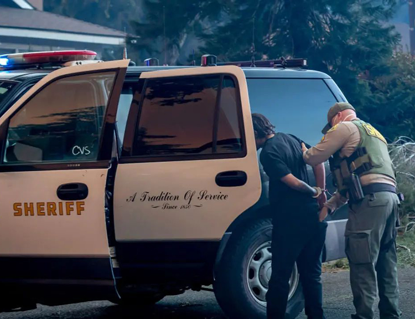 ЛОС АНЂЕЛЕС, 12. ЈАНУАРА /СРНА/ - Полиција је ухапсила велики број пљачкаша који обучени у ватрогасце упадају у напуштене куће у Лос Анђелесу, гдје око 35.000 кућа и пословних објеката и даље нема струју усљед разорних пожара.