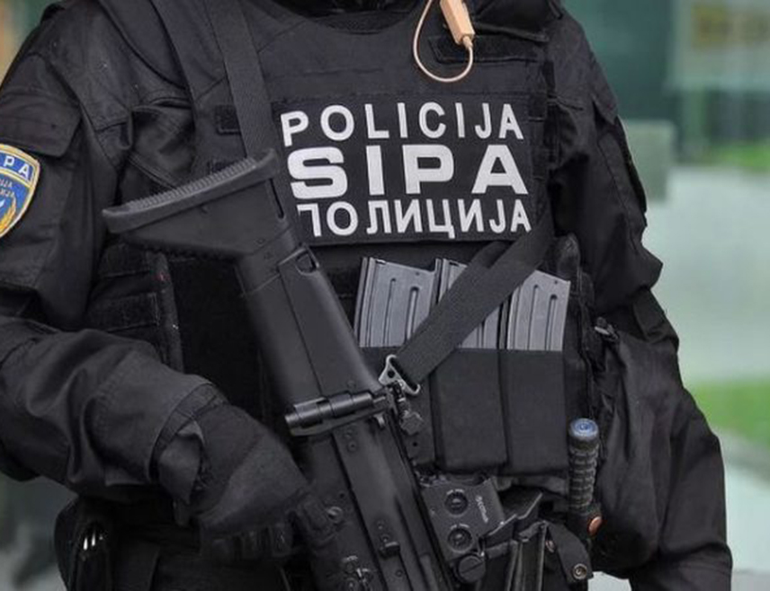 ИСТОЧНО САРАЈЕВО, 13. ЈАНУАРА /СРНА/ - Припадници Агенције за истраге и заштиту /Сипа/ пронашли су шест пушака, експлозив и муницију на подручју Мостара и ухапсили два лица.