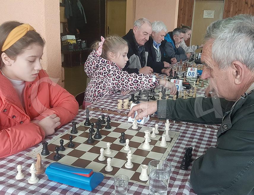 ФОЧА, 13. ЈАНУАРА /СРНА/ - У Фочи је први пут одржан "Божићни турнир" у шаху на којем су копља укрстили пензионери - чланови овог удружења и млади шахисти из Омладинског шаховског клуба "Девети јануар".