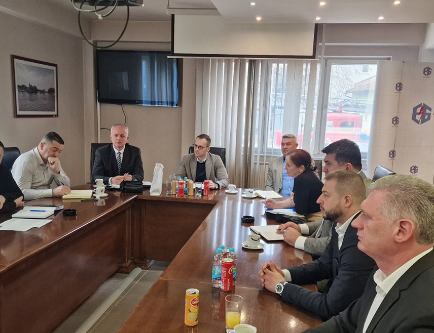 БИЈЕЉИНА, 13. ЈАНУАРА /СРНА/ - Предузеће "Електро-Бијељина" ће на основу снимљеног стања електроенергетских објеката и мреже на терену наставити са значајним улагањима на подручју Лопара, што је у складу и са плановима инвестиција, један је од закључака састанка Управе компаније и званичника ове општине, који је одржан у Бијељини.