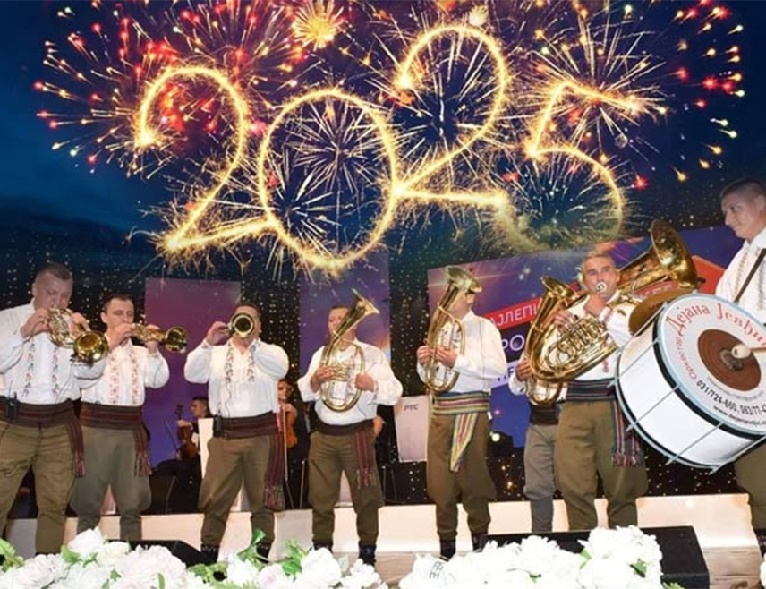 БРЧКО, 13. ЈАНУАРА /СРНА/ – У Брчком ће православна Нова година бити дочекана на платоу испред Споменика српским браниоцима уз кувано вино и трубачки оркестар Дејана Јевђића.