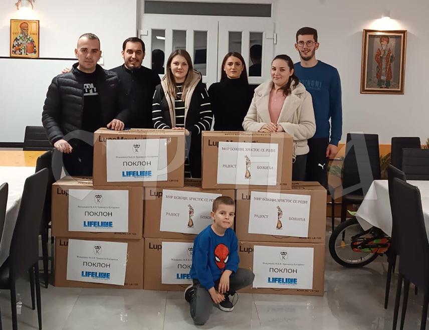 TРЕБИЊЕ, 13. ЈАНУАРА /СРНА/ - Фондација Светог Вукашина Епархије захумско херцеговачке и приморске подијелила је око 250 божићних пакета у оквиру хуманитарне акције коју традиционално организују у општинама широм Епархије, речено је Срни у Фондацији.