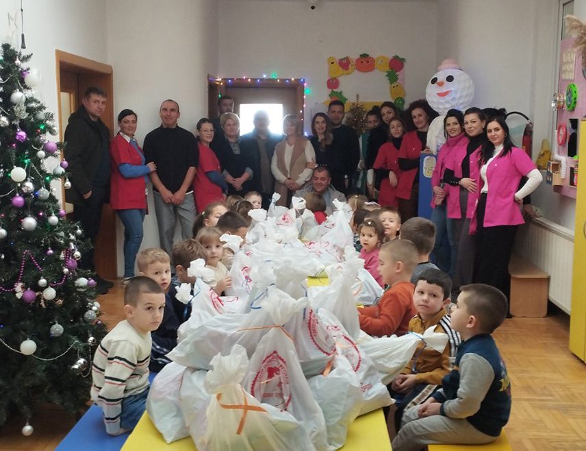 ШАМАЦ, 13. ЈАНУАРА /СРНА/ - У Звечану и Лепосавићу данас је подијељено 505 новогодишњих пакетића српској дјеци радника рудника Комбината Трепча, као и 200 дјеце из општине Вучитрн, речено је Срни у бањалучком Одбору за помоћ Србима на Косову и Метохији.