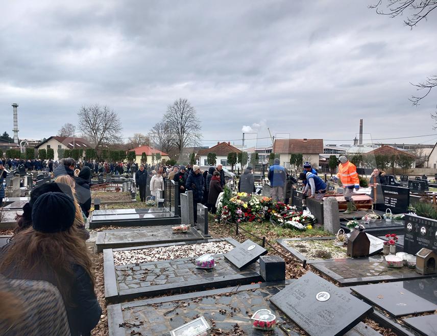 ПРИЈЕДОР, 13. ЈАНУАРА /СРНА/ - Академски сликар Предраг Марјановић сахрањен је данас на градском православном гробљу у Приједору.