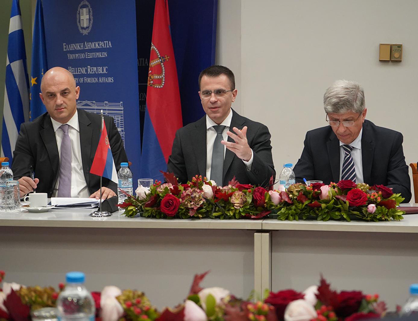 БЕОГРАД, 13. ЈАНУАРА /СРНА/ - Министар без портфеља у Влади Србије задужен за дијаспору Ђорђе Милићевић разговарао је са министром за миграције и азил Грчке Николаосом Панајотопулосом и замјеником министра спољних послова задуженим за дијаспору Јоргосом Коцирасом о јачању сарадње двије земље, а посебна пажња посвећена је положају српске заједнице у Грчкој и грчке заједнице у Србији.