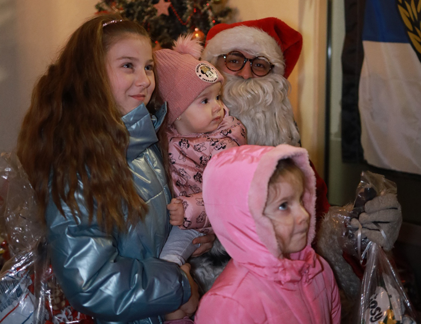 БИЈЕЉИНА, 13. ЈАНУАРА /СРНА/ - Поводом дочека православне Нове године навијачи Фудбалског клуба "Радник" у Бијељини подијелили су најмлађима 180 празничних пакетића.