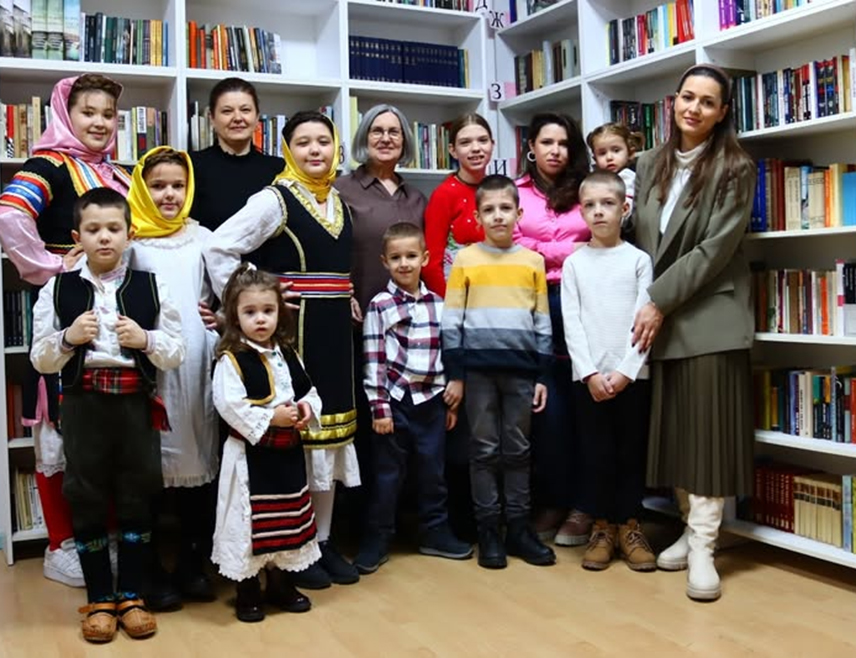 БИЈЕЉИНА, 13. ЈАНУАРА /СРНА/ - Секција "Јутра плавог сљеза" у Тузли која чува српски језик и наслијеђе организовала је током божићних празника низ радионица с циљем јачања породичних и духовних веза, објављено је на сајту Епархије зворничко-тузланске.