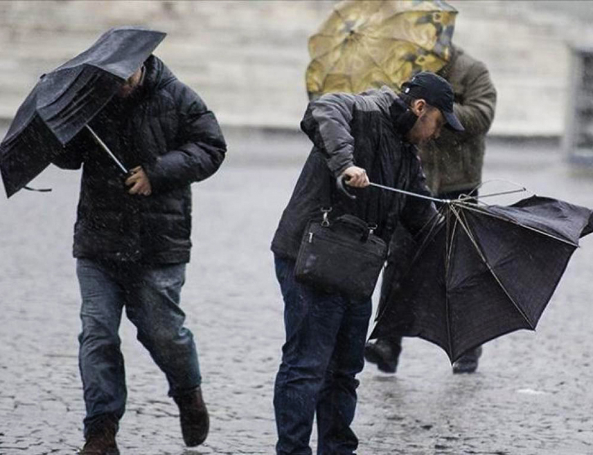 ПОДГОРИЦА, 13. ЈАНУАРА /СРНА/ - У Црној Гори и сутра остаје на снази црвени метео-аларм као упозорење на олујни сјеверни вјетар који већ два дана, уз обилан снијег, отежава временске прилике у Црној Гори.