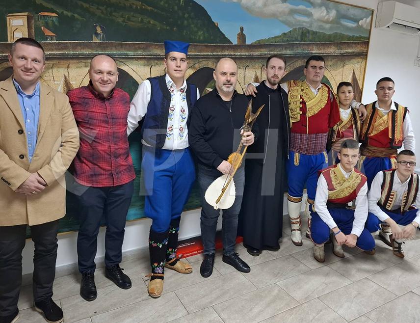 ВИШЕГРАД, 13. ЈАНУАРА /СРНА/ - Традиционално 18. Српско сијело окупило је вечерас у Вишеграду гусларе, мушке и женске пјевачке групе и етно солисте из Србије, Црне Горе и Републике Српске.