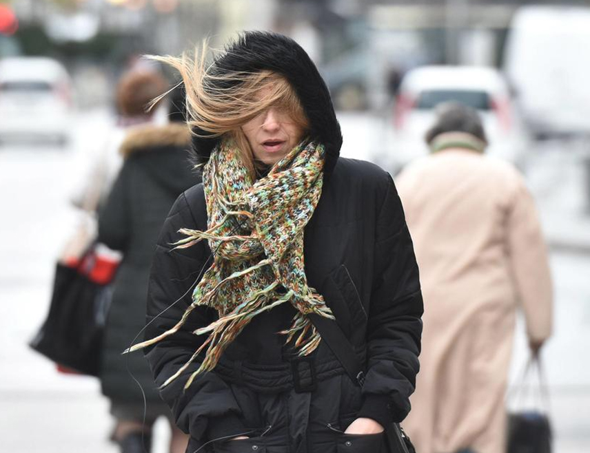 БАЊАЛУКА, 14. ЈАНУАРА /СРНА/ - Преко превоја и у вишим планинским предјелима вози се по заснијеженим коловозима, гдје су забиљежени и јаки удари вјетра, а поледице има на свим влажним дијеловима пута, саопштено је јутрос из Ауто-мото савеза /АМС/ Републике Српске.