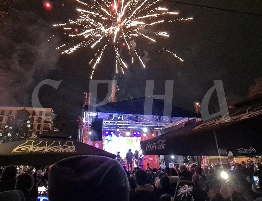 ДОБОЈ, 14. ЈАНУАРА /СРНА/ - Добојлије су православну Нову годину дочекали у Парку народних хероја гдје је наступала пјевачица Станојка Митровић – Ћана.