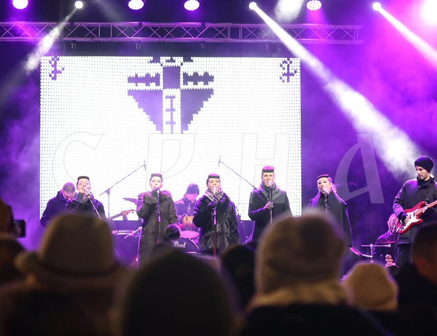 БАЊАЛУКА, 14. ЈАНУАРА /СРНА/ - Многобројни грађани правослану Нову годину у Бањалуци дочекали су на шеталишту код Храма Христа Спаситеља уз концерт етно-група "Траг", "Теодулија" и "Ива".