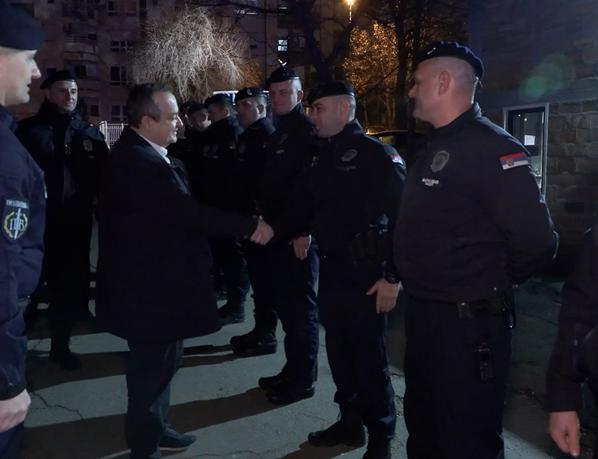 БЕОГРАД, 14. ЈАНУАРА /СРНА/ - Министар унутрашњих послова Србије Ивица Дачић посјетио је припаднике Посебне јединице полиције ангажоване на очувању безбједности у Београду током прославе православне Нове године и упутио им новогодишњу честитку.
