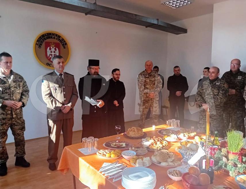 БИЛЕЋА, 14. ЈАНУАРА /СРНА/ - Божићни пријем уприличен је данас у касарни "Билећки борци" за припаднике јединице и за представнике цивилих структура у општини Билећа.