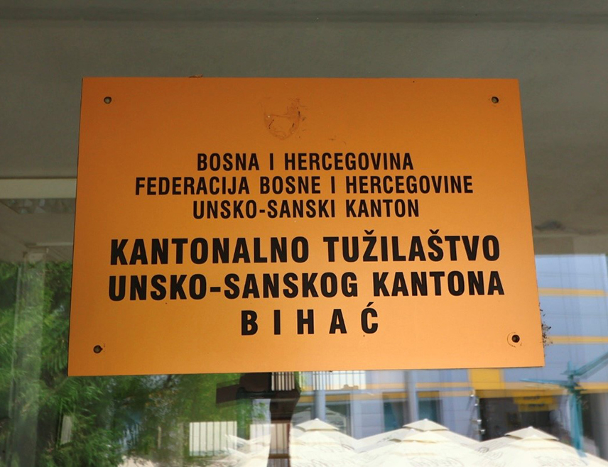 БИХАЋ, 14. ЈАНУАРА /СРНА/ - Суд Унско-санског кантона на приједлог Кантоналног тужилаштва изрекао је заводску мјеру за упућивање у васпитно-поправни дом малољетнику који је у Босанској Крупи убио једног, а ранио другог полицајца.