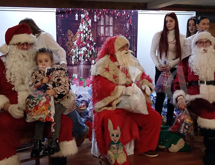 СОКОЛАЦ, 14. ЈАНУАРА /СРНА/ - На Сокоцу је вечерас уз пригодан програм прослављена Дјечија православна Нова година и подијељено 200 пакетића за дјецу узраста до осам година из вишечланих породица.