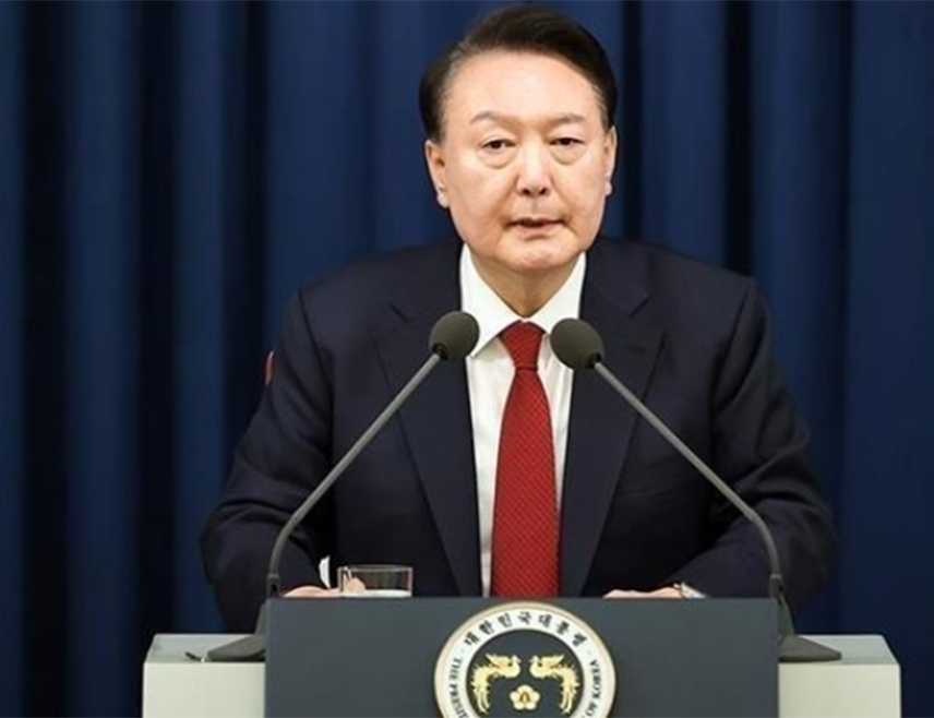 СЕУЛ, 15. ЈАНУАРА /СРНА/ - Смијењени предсједник Јужне Кореје Јун Сук Јеол приведен је ради испитивања на основу оптужби за побуну због проглашења ванредног стања у земљи, јавила је јужнокорејска новинска агенција Јонхап.