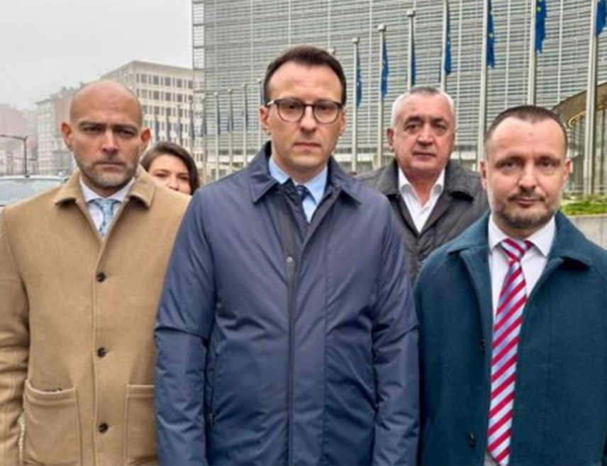 БЕОГРАД, 15. ЈАНУАРА /СРНА/ - Директор Канцеларије за Косово и Метохију Петар Петковић рекао је данашњим упадом приштинских полицајаца у српске институције широм Косова и Метохије и наставком терора над Србима Аљбин Курти убио преговоре у Бриселу и дијалог са Београдом.