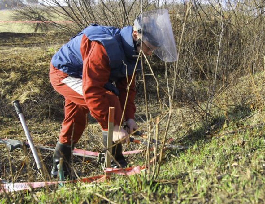 КОСTАЈНИЦА, 15. ЈАНУАРА /СРНА/ - Припадници тима за деминирање Републичке управе цивилне заштите уништили су данас хаубичку гранату од 155 милиметара из протеклог рата.