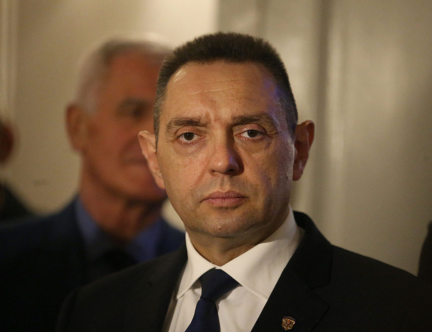 БЕОГРАД, 15. ЈАНУАРА /СРНА/ - Потпредсједник Владе Србије Александар Вулин изјавио је да је Александар Вучић понудио да се грађани изјасне о повјерењу предсједнику Србије, што је власт подржала, а против тога су једино политичке партије које су више опозиција Србији, него опозиција у Србији.