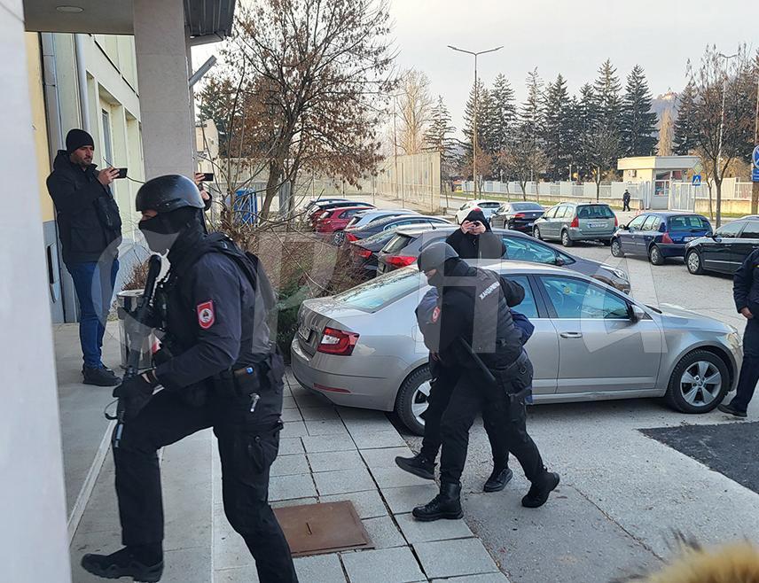 ИСТОЧНО САРАЈЕВО, 15. ЈАНУАРА /СРНА/ - Мушкарац чији су иницијали И.Д, осумњичен за убиство мушкарца А.Т. на Палама, предат је данас у надлежност Окружног тужилаштва у Источном Сарајеву.