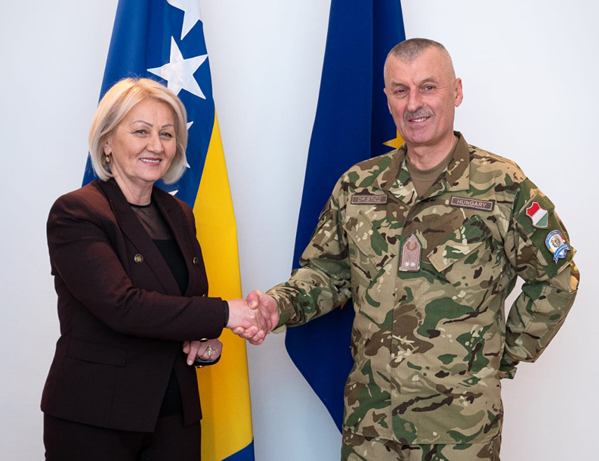 САРАЈЕВО, 15. ЈАНУАРА /СРНА/ - Предсједавајућа Савјета министара Борјана Кришто данас је у Сарајеву примила у опроштајну посјету команданта ЕУФОР-а генерала Ласла Штица, а том приликом изражено је задовољство одличном сарадњом свих нивоа власти с ЕУФОР-ом и континуирано заједничко дјеловање с домаћим институцијама у свим областима.